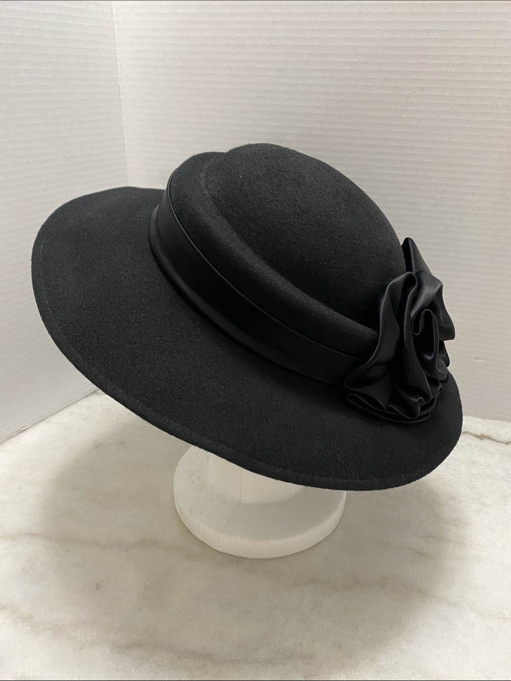 Vintage Georgette Black Felt Cloche Hat Satin Rosette Wide Brim - Picture 5 of 11